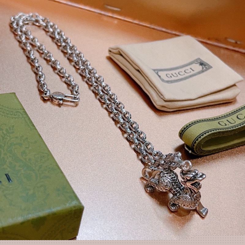 G*u*i necklaces